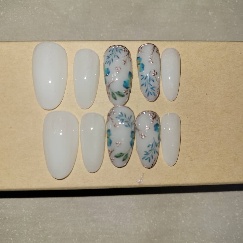 Press on nails